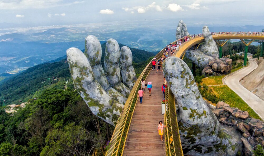 Cầu Vàng Đà Nẵng Việt Nam là sự kết hợp đầy mê hoặc giữa nghệ thuật và thiên nhiên